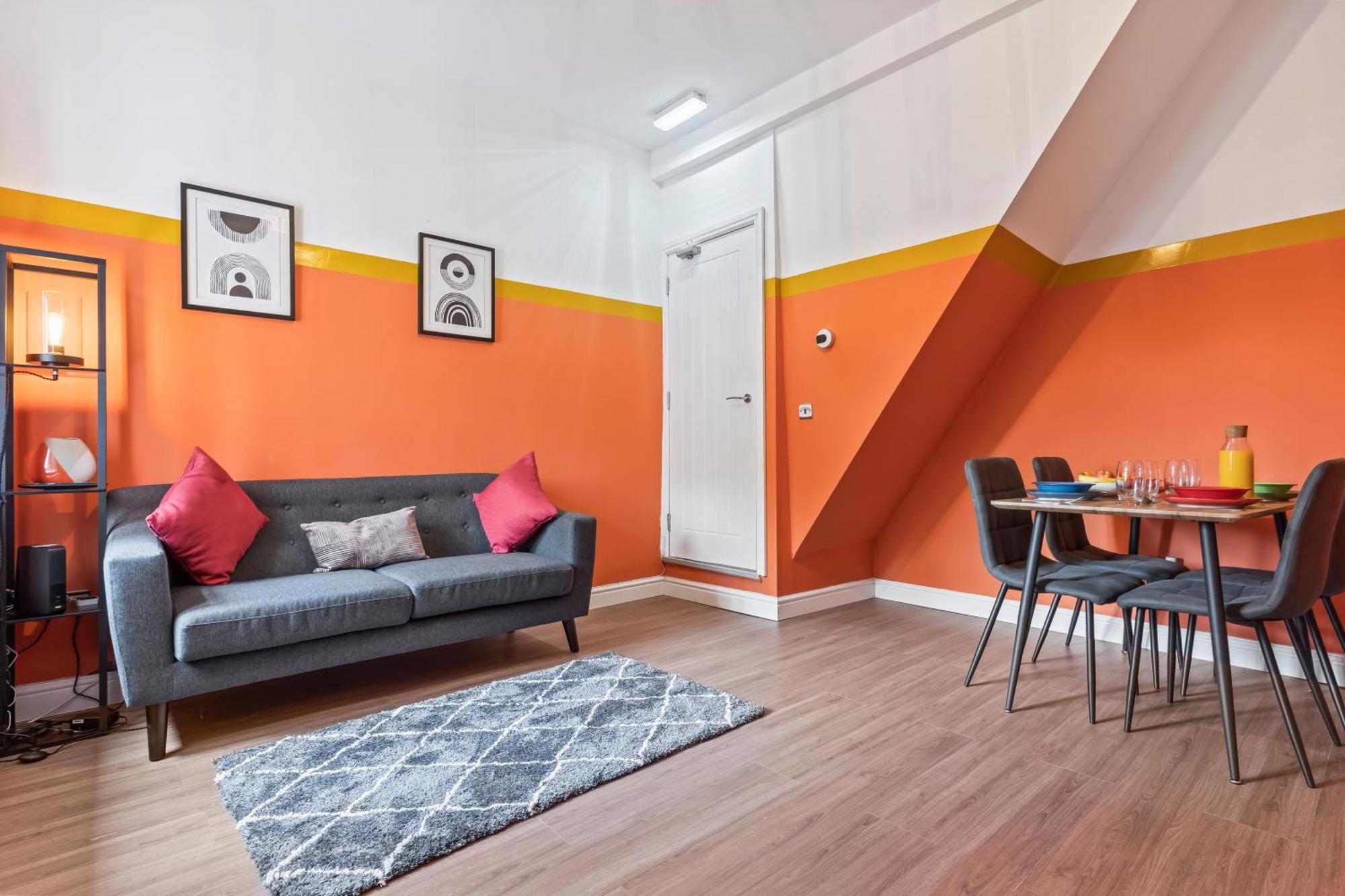 4 Bedroom, 2 Bath In Town Centre Holiday home *