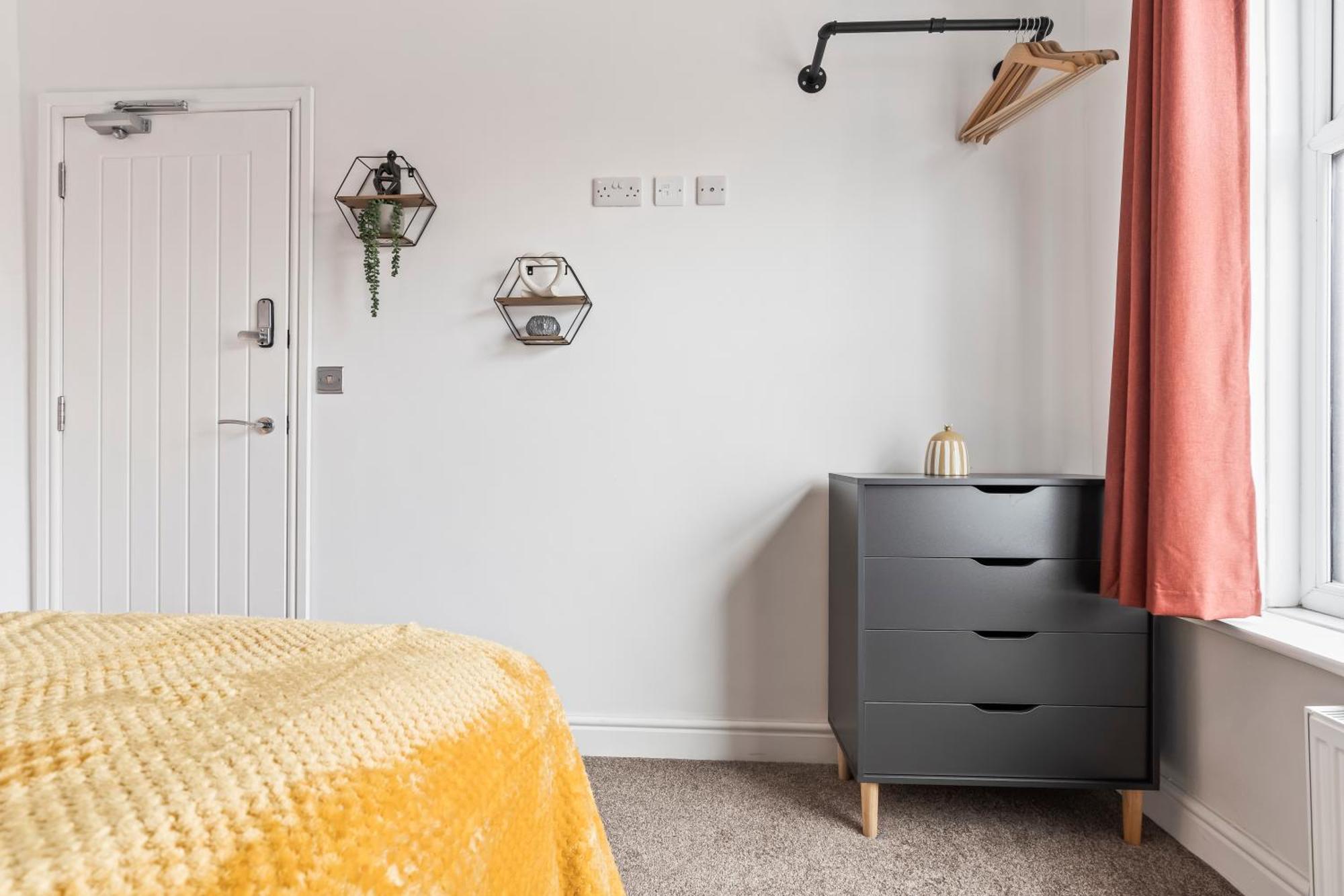 Holiday home 4 Bedroom, 2 Bath In Town Centre Newcastle-under-Lyme