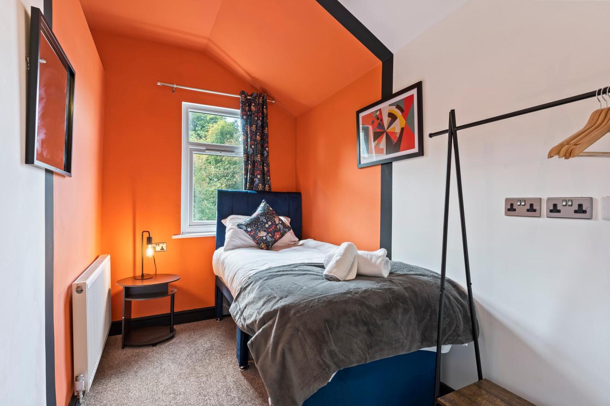 4 Bedroom, 2 Bath In Town Centre Newcastle-under-Lyme