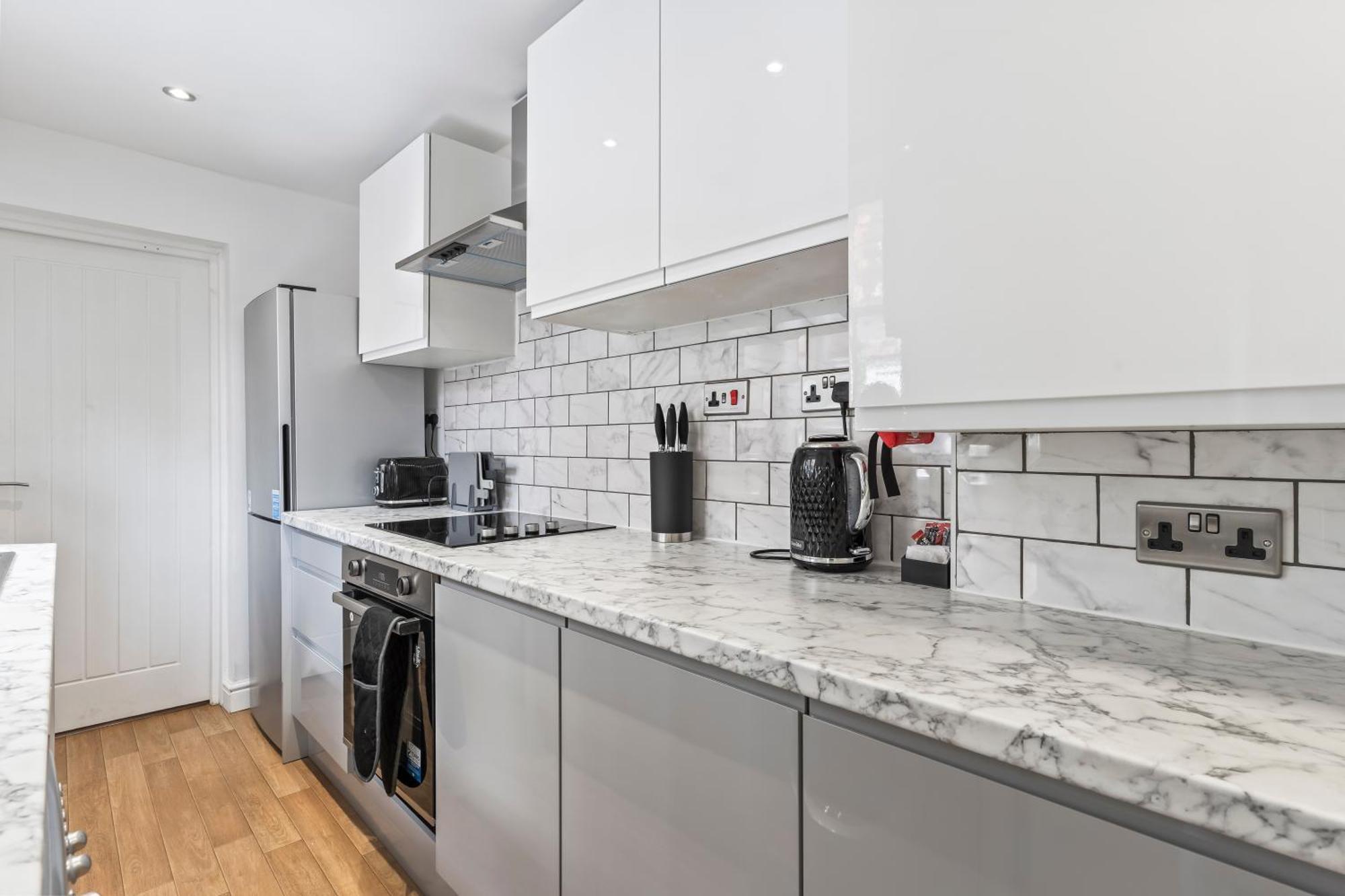 4 Bedroom, 2 Bath In Town Centre Holiday home