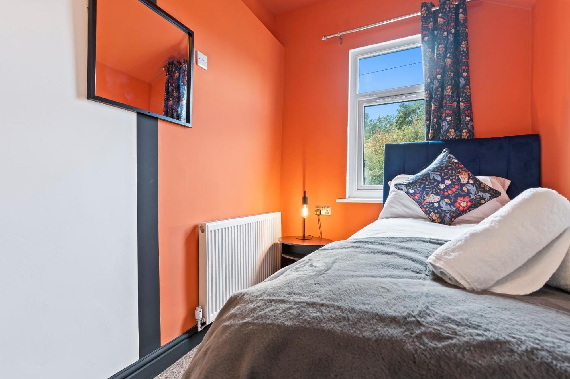 4 Bedroom, 2 Bath In Town Centre Newcastle-under-Lyme